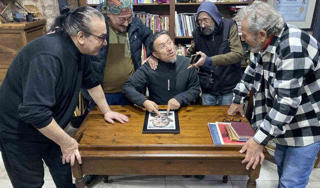 Yaklaşık 40 yıldır arkadaş olan karikatüristler