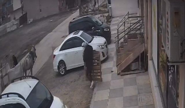 Bina önünden malzemeleri böyle çaldılar