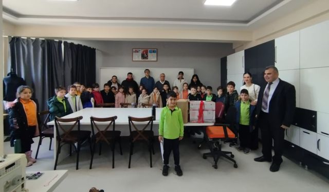 Cengiz Topel'in miniklerinden anlamlı hediye