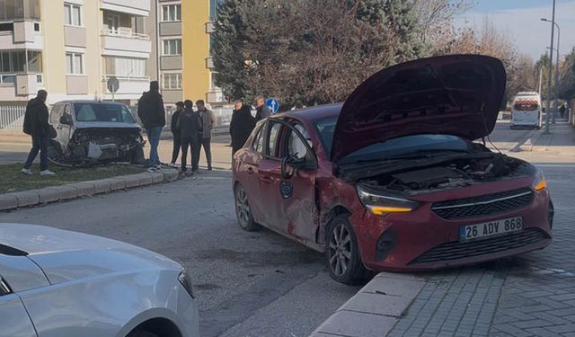 Eskişehir'de ki trafik kazasında araçlar hurdaya döndü