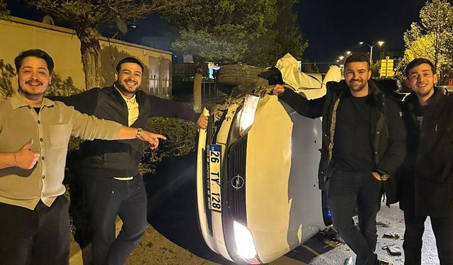 Kazalı araçla hatıra fotoğrafı çekindiler