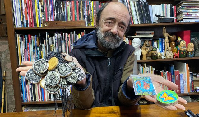 Onun karikatür çizim sevgisi bitmedi