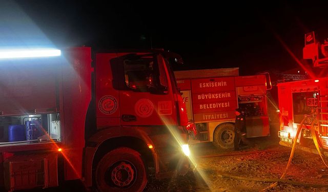 Sabaha kadar süren yangında çiftlik kül oldu