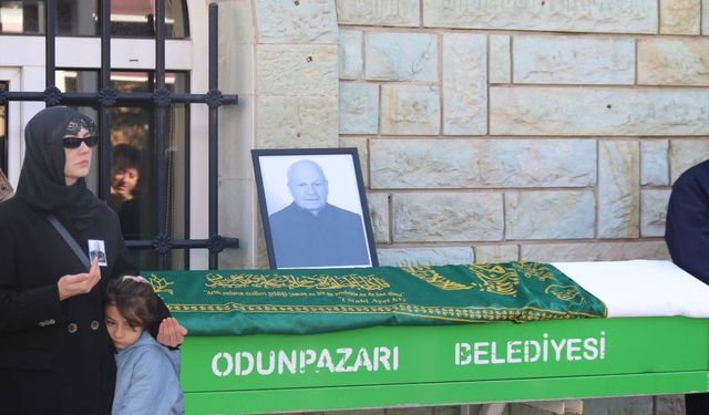 Ünlü oyuncu Burcu Özberk'in dedesi son yolculuğuna uğurlandı