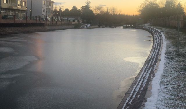 2026'nın ilk günü: Porsuk Çayı buz tuttu