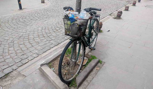 Aylardır ağaca kilitli duran bisikleti çöp kutusuna çevirdiler
