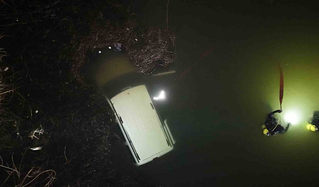 El freni çekilmeyen araç, Porsuk Çayı'na düştü