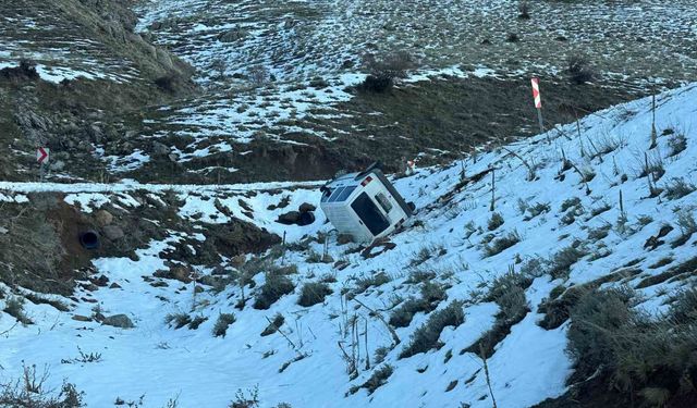 Uçuruma yuvarlanan araçta 2 kişi ölümden döndü