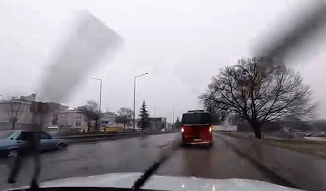 Çevre yolu göle döndü, bazı araçlar yolda kaldı