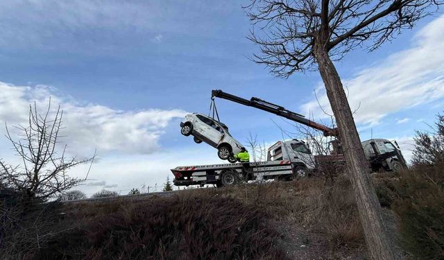 Kamyonet ile otomobil çarpıştı, 3 kişi yaralandı