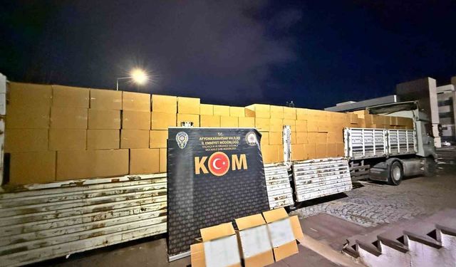 Polis 1 tır dolusu kaçak boş makaron ele geçirdi