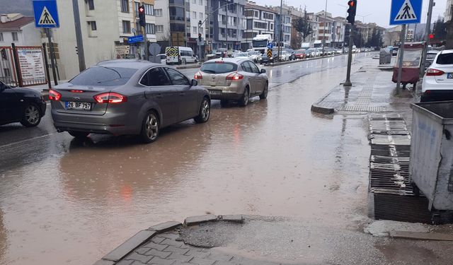 Cadde göle döndü, sürücüler zor anlar yaşadı