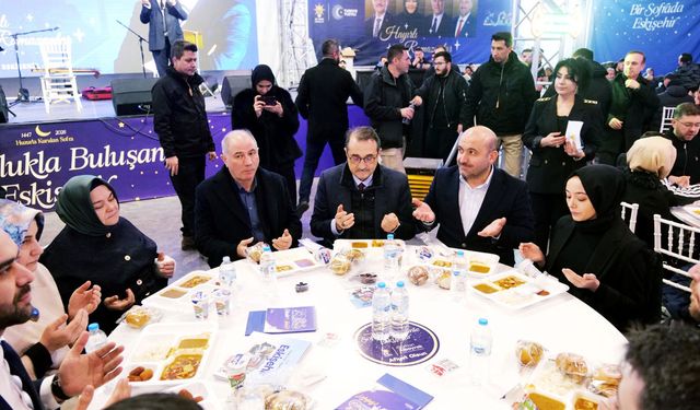 Dede Korkut Parkı’ndaki iftar sofrasına yoğun ilgi