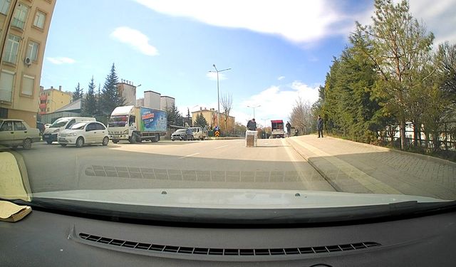 Kamyonetten beyaz eşya düştü: O anlar kamerada