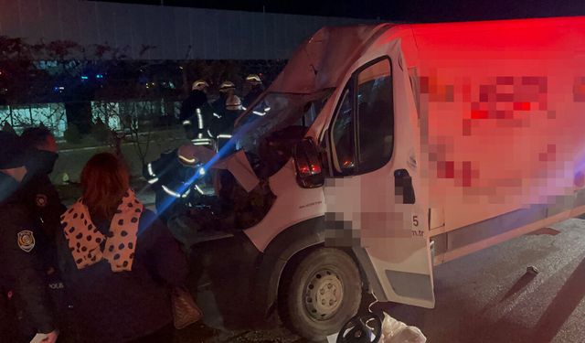 Panelvan araç  tıra ok gibi saplandı