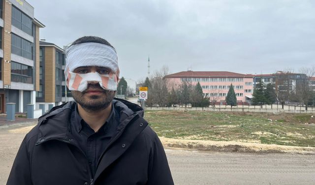 Rehber öğretmenin yüzüne sıcak çay fırlattı