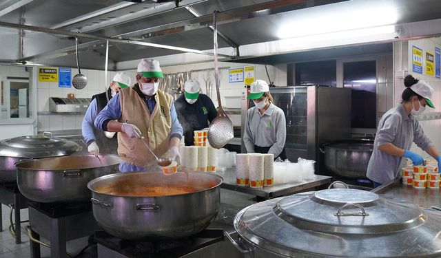 Tepebaşı’nda ramazan sofraları paylaşmayla ısınıyor