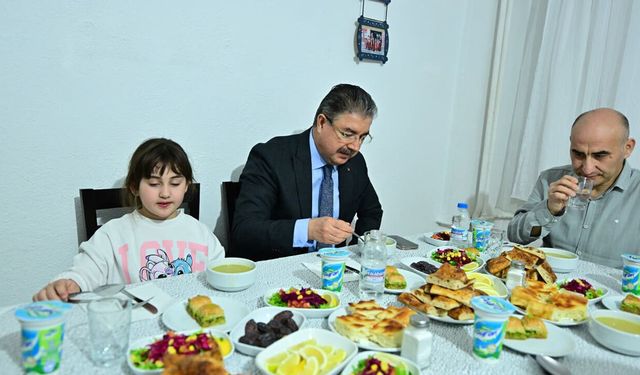Vali Yılmaz, iftarda vatandaşın evine konuk oldu