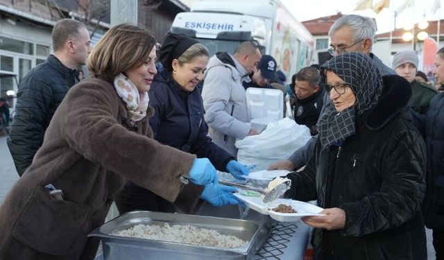 12 ilçede kurulan iftar sofraları binlerce Eskişehirliyi buluşturdu
