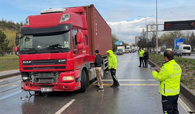 4 aracın karıştığı zincirleme kazada 1 kişi yaralandı