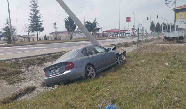 Tavşanlı'da otomobil elektrik direğine çarptı