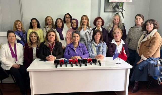 Demokrasi zarar görünce olan kadına oluyor