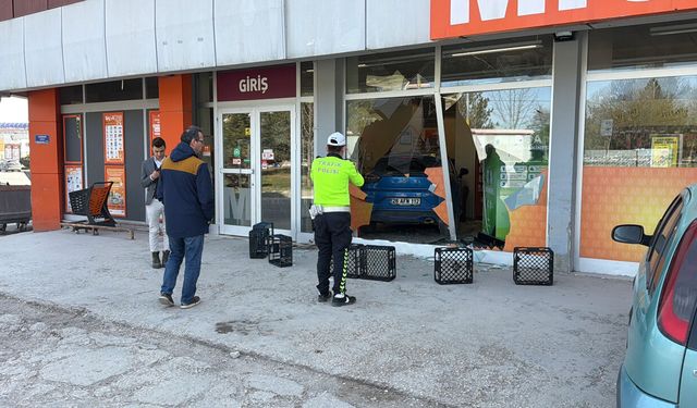 Fren yapmak yerine gaza basan otomobil süpermarkete girdi