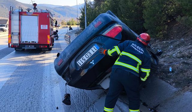 Kontrolden çıkan otomobil su kanalına devrildi