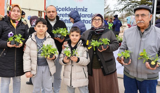 Mezarlık ziyaretinde çiçekler Büyükşehir’den