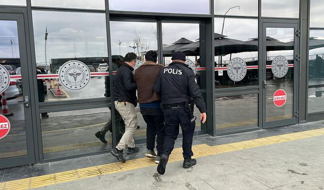 Otobüs durağında uyuşturucu kullanan şüpheli polisten kaçamadı