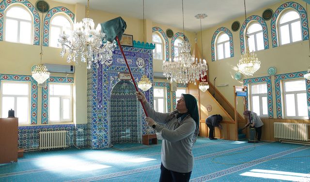 Tepebaşı’nda camiler bayram için özenle temizleniyor