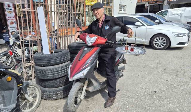 Eskişehir'de motosikletli çaycı dikkat çekiyor!