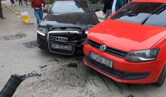 Ara sokaktaki kaza anı anbean kamerada