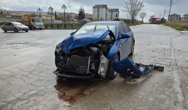 Dur' levhasına uymayan otomobil, çöp kamyonuna çarptı: 1 yaralı