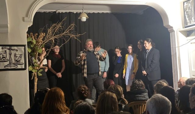 Epik Sanat Tiyatrosu “Nazım” ile Seyirciyle Buluştu