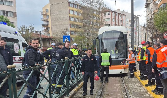 Eskişehir'de yaşlı kadın tramvayın altında kaldı