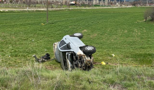 Otomobil tarlaya devrildi: 4 kişi yaralandı