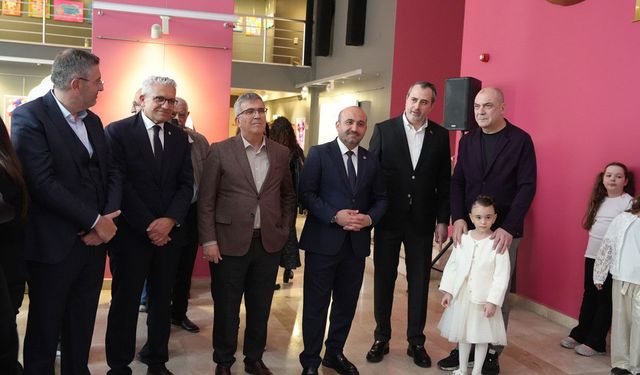 “Renklerin çocuk hali” sergisi açıldı