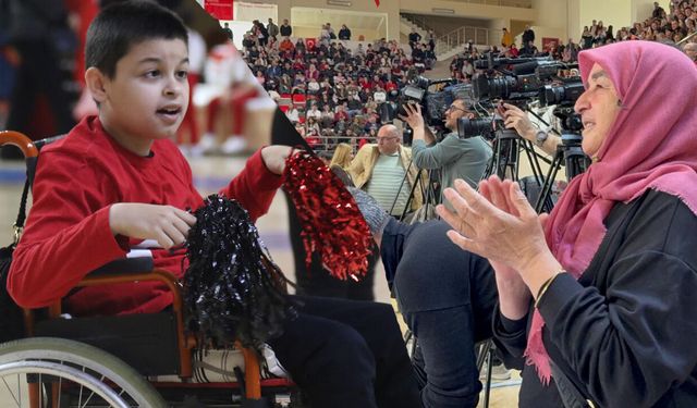 Torununu izlerken çocuklar gibi şendi