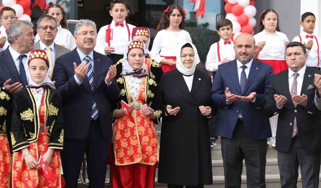 Eskişehir'de Doktor Mustafa Çamkoru Ortaokulu açıldı