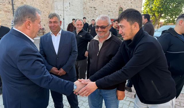 Destici memleketinde vatandaşlarla bayramlaştı