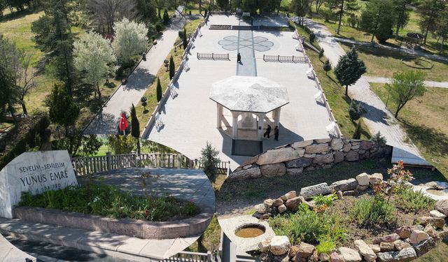 Eskişehir'e gelen Yunus Emre'yi görmeden gitmiyor