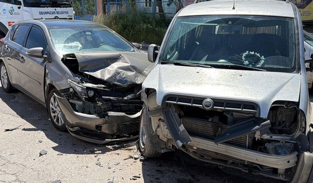 İki araç çarpıştı: 5 kişi yaralandı