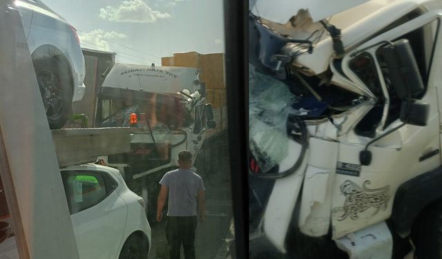 Kırmızıda duramadı, otomobil yüklü TIR'a çarptı!