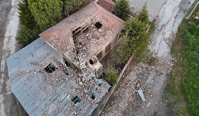 Yıldırımın düştüğü minare yıkıldı, imam yaralandı