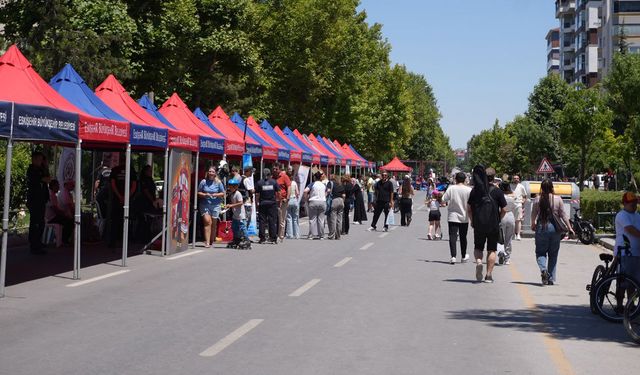 Atatürk bulvarı "arabasız pazar" ile şenlendi