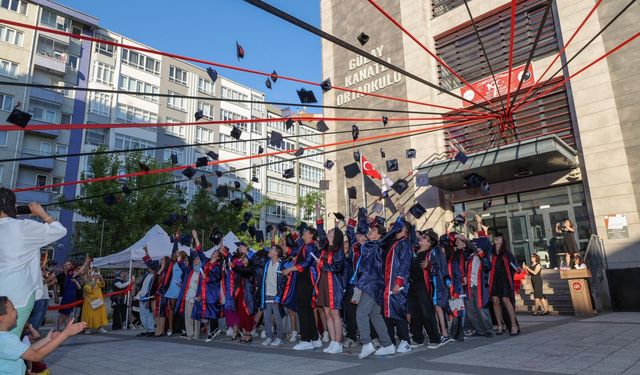 Gülay Kanatlı Ortaokulu’nda Mezuniyet Coşkusu