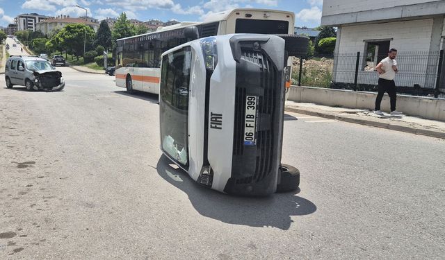 Hafif ticari araç PTT aracını devirdi