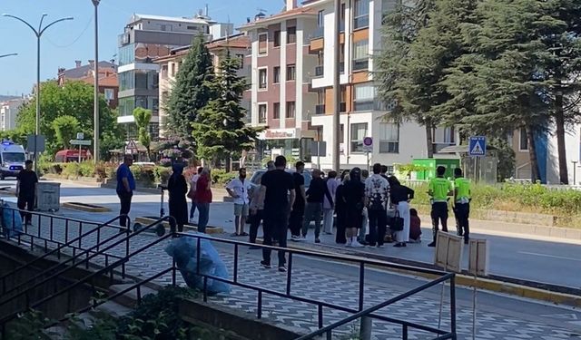 Otomobilin çarptığı 84 yaşındaki elektrikli bisiklet sürücüsü ağır yaralandı