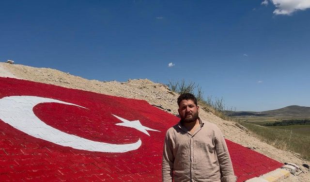 Sakarya Meydan Muharebesi'nin yaşandığı tepeye Türk bayrağı çizdiler